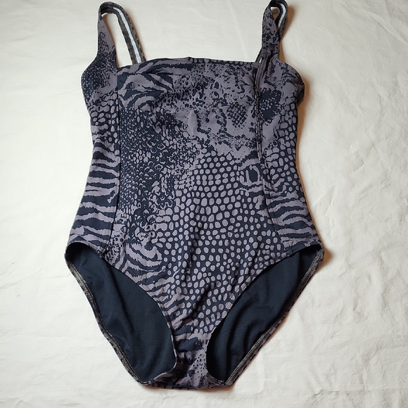 Calvin Klein One-Piece Swimsuit Size 8 Snajeskin Print Ruched Front - Picture 1 of 7